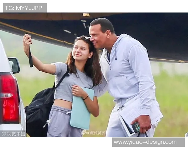 大罗与众多足球明星亲密合影展现传奇球员的友谊与风采